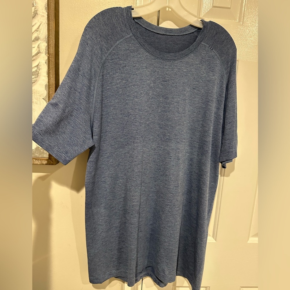Lululemon men’s short sleeve athletic T-shirt